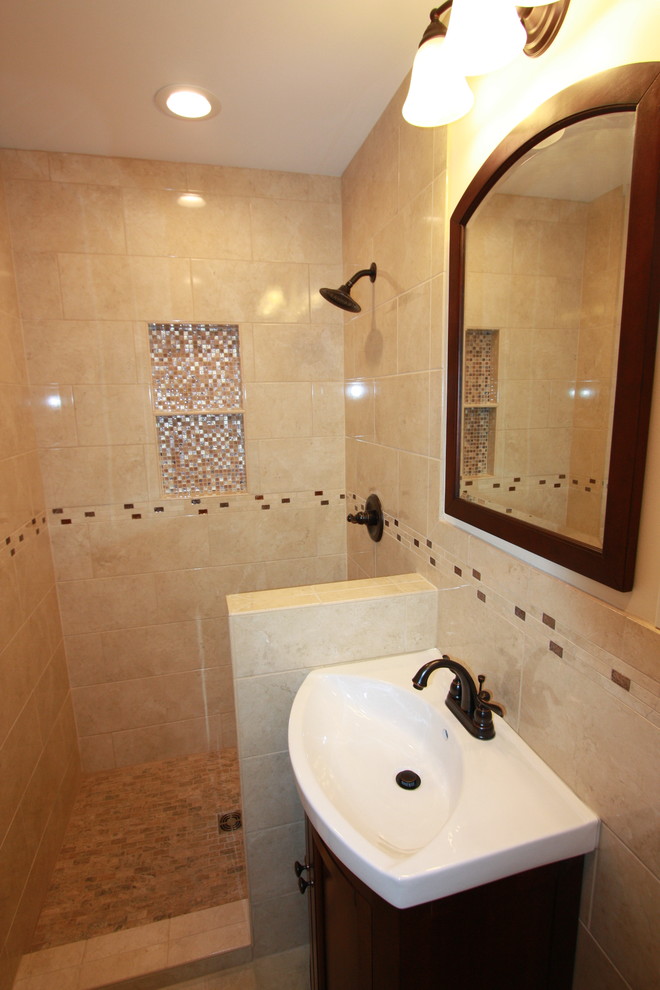 Inredning av ett klassiskt litet en-suite badrum, med en öppen dusch, beige kakel, cementkakel, beige väggar och klinkergolv i porslin