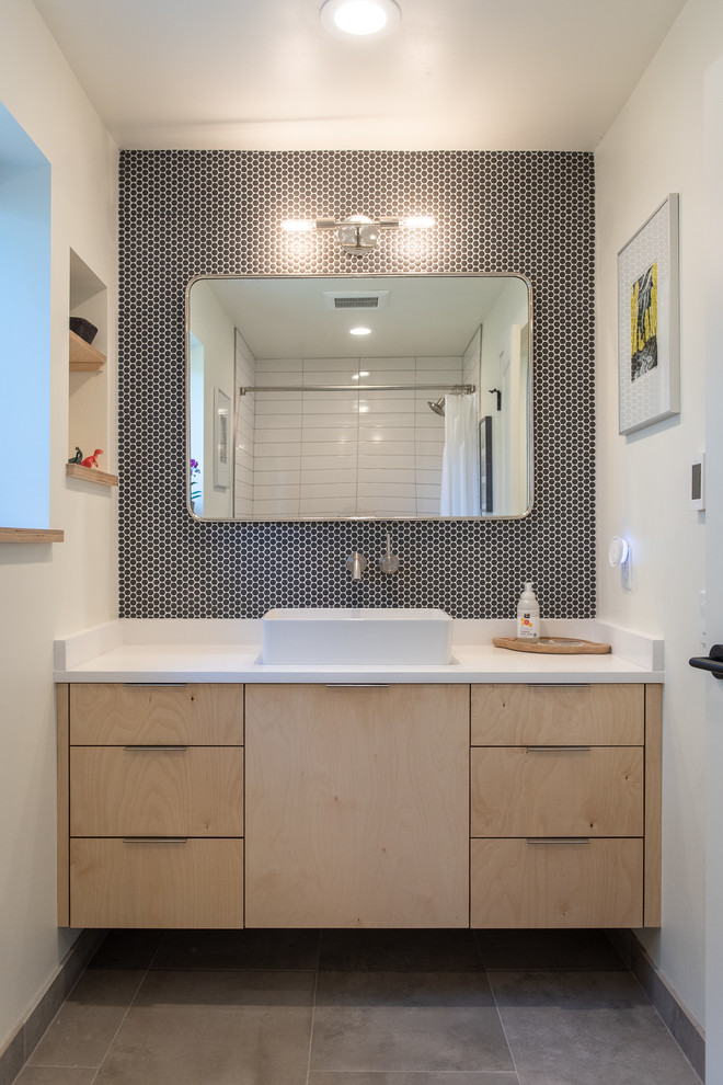 Ejemplo de cuarto de baño contemporáneo con armarios con paneles lisos, puertas de armario de madera clara y encimeras blancas