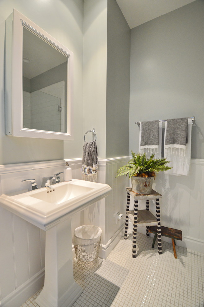 На фото: ванная комната в морском стиле с фасадами с утопленной филенкой, светлыми деревянными фасадами, белой плиткой, серыми стенами, полом из керамогранита, душевой кабиной, раковиной с пьедесталом, белым полом, открытым душем и белой столешницей
