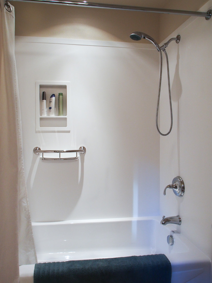 シアトルにある中くらいなトランジショナルスタイルのおしゃれなバスルーム (浴槽なし) (オーバーカウンターシンク、落し込みパネル扉のキャビネット、濃色木目調キャビネット、人工大理石カウンター、アルコーブ型浴槽、シャワー付き浴槽	、分離型トイレ、白い壁、リノリウムの床、茶色い床、シャワーカーテン、ベージュのカウンター、洗面台1つ、造り付け洗面台) の写真
