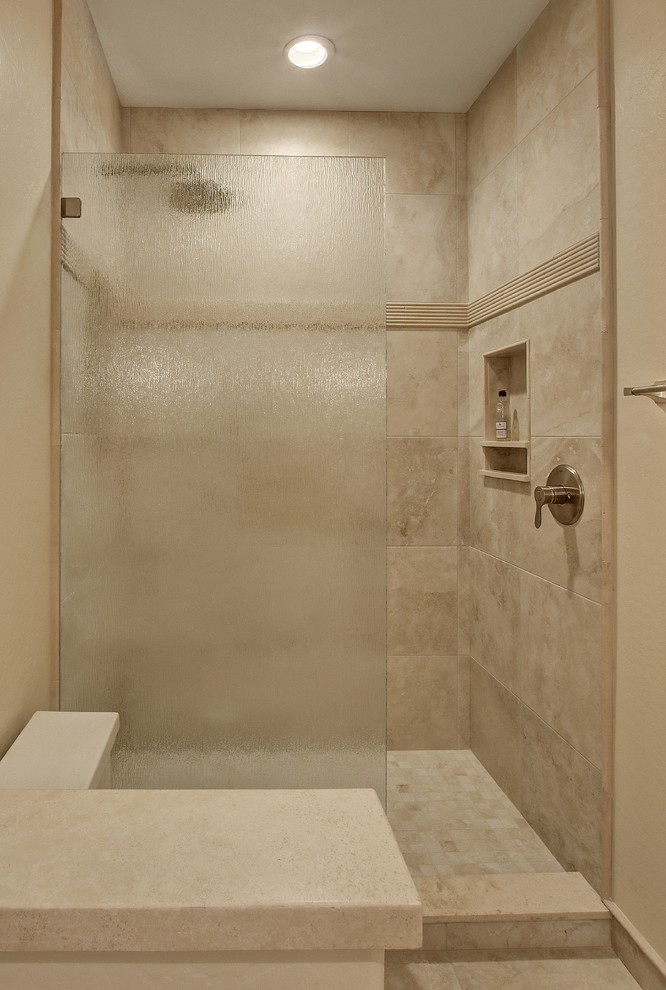 Exemple d'une grande douche en alcôve tendance avec un carrelage beige, des carreaux de céramique, un mur beige, un sol en marbre, un sol beige et aucune cabine.