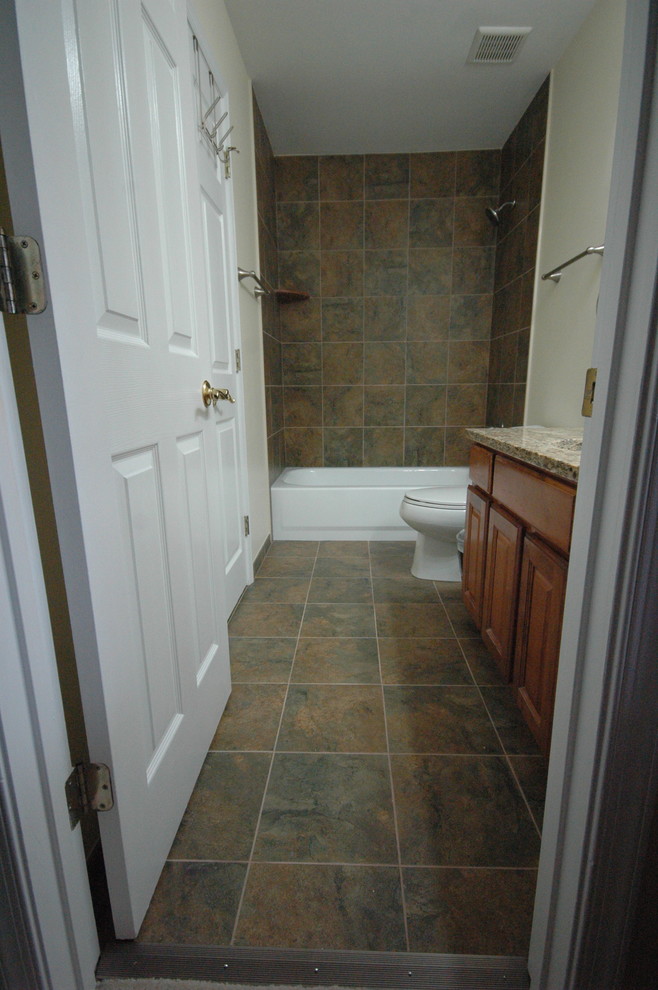 Bild på ett mellanstort vintage badrum för barn, med luckor med upphöjd panel, skåp i mellenmörkt trä, granitbänkskiva, ett hörnbadkar, en dusch/badkar-kombination, en toalettstol med hel cisternkåpa och vita väggar