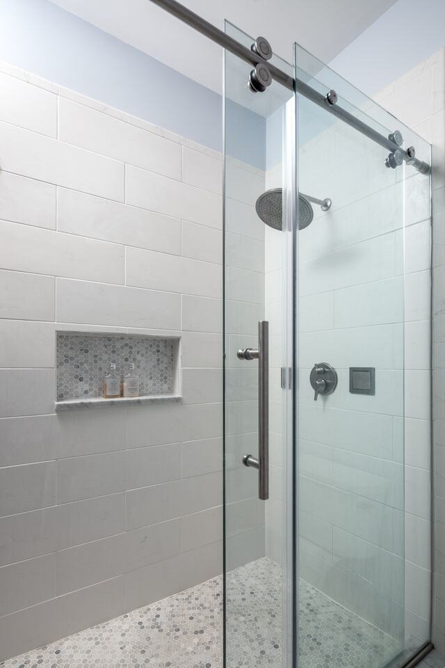 Идея дизайна: большая ванная комната в стиле неоклассика (современная классика) с врезной раковиной, белыми фасадами, мраморной столешницей, душем в нише, раздельным унитазом, белой плиткой, керамической плиткой, синими стенами, полом из керамической плитки и душевой кабиной