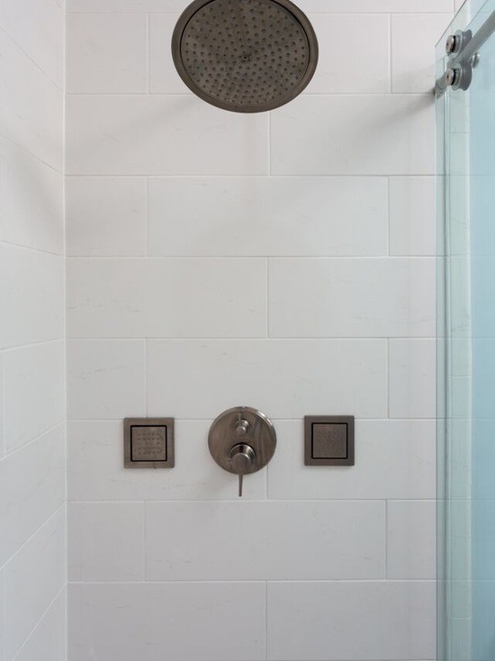 Пример оригинального дизайна: большая ванная комната в стиле неоклассика (современная классика) с фасадами с декоративным кантом, белыми фасадами, душем в нише, раздельным унитазом, белой плиткой, керамической плиткой, синими стенами, полом из керамической плитки, душевой кабиной, врезной раковиной и мраморной столешницей