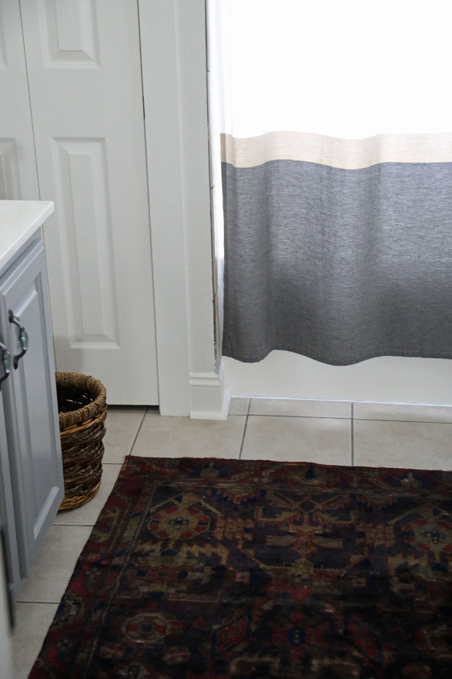 Cette image montre une petite salle de bain principale traditionnelle avec un lavabo intégré, un placard avec porte à panneau surélevé, des portes de placard grises, un mur blanc et un sol en carrelage de céramique.