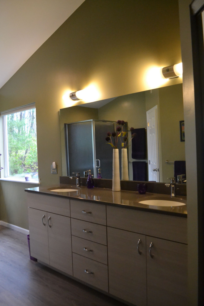 Ejemplo de cuarto de baño principal, doble y a medida moderno de tamaño medio con armarios con paneles lisos, puertas de armario grises, encimera de cuarzo compacto y encimeras blancas