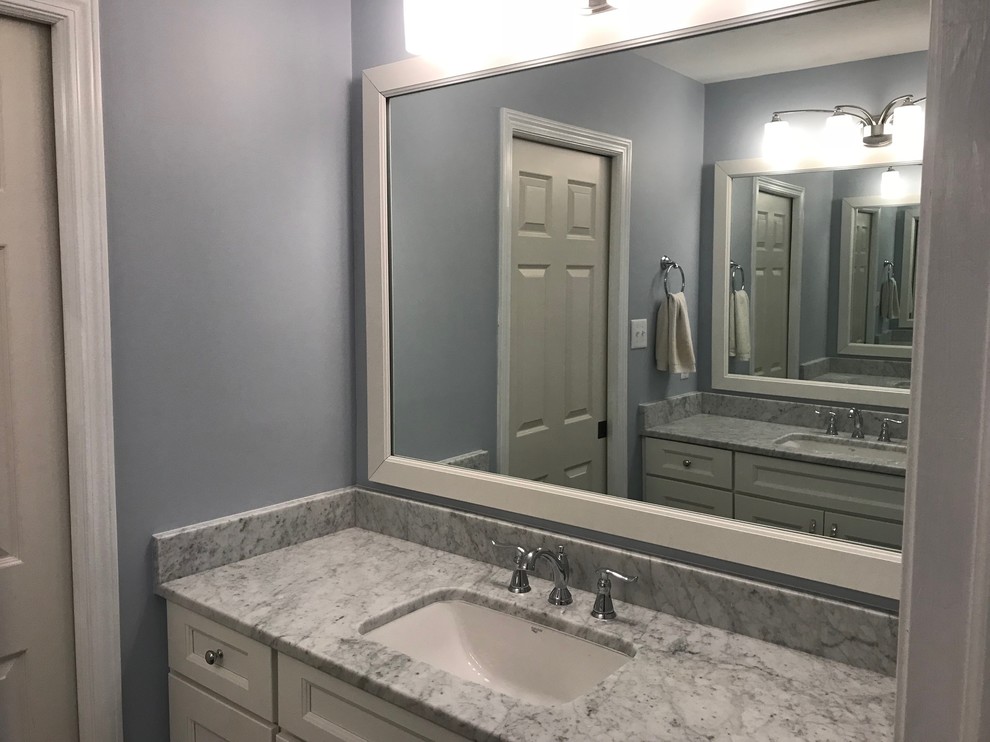 Exempel på ett mellanstort klassiskt vit vitt badrum med dusch, med luckor med infälld panel, vita skåp, ett badkar i en alkov, en dusch/badkar-kombination, en toalettstol med separat cisternkåpa, vit kakel, tunnelbanekakel, grå väggar, skiffergolv, ett undermonterad handfat, granitbänkskiva, grått golv och dusch med skjutdörr
