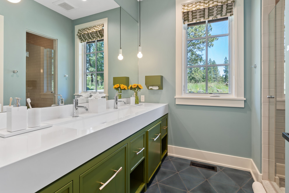 Пример оригинального дизайна: ванная комната в стиле неоклассика (современная классика) с фасадами в стиле шейкер, зелеными фасадами, душем в нише, синими стенами, врезной раковиной, синим полом, белой столешницей, тумбой под две раковины и встроенной тумбой
