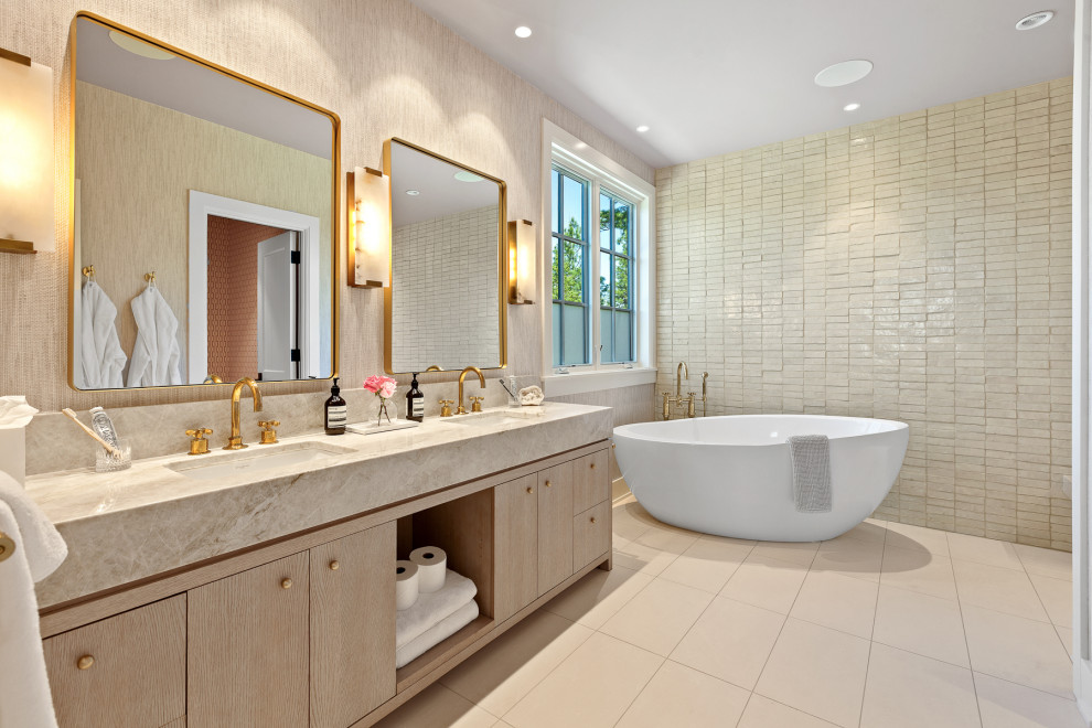 Cette photo montre une salle de bain chic en bois clair avec un placard à porte plane, une baignoire indépendante, un carrelage gris, un lavabo encastré, un sol gris, un plan de toilette gris, meuble double vasque et meuble-lavabo sur pied.