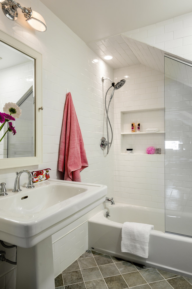 Cette photo montre une petite salle de bain chic avec un lavabo de ferme, une baignoire en alcôve, un combiné douche/baignoire, WC séparés, un carrelage blanc, des carreaux de céramique, un mur blanc et un sol en carrelage de céramique.