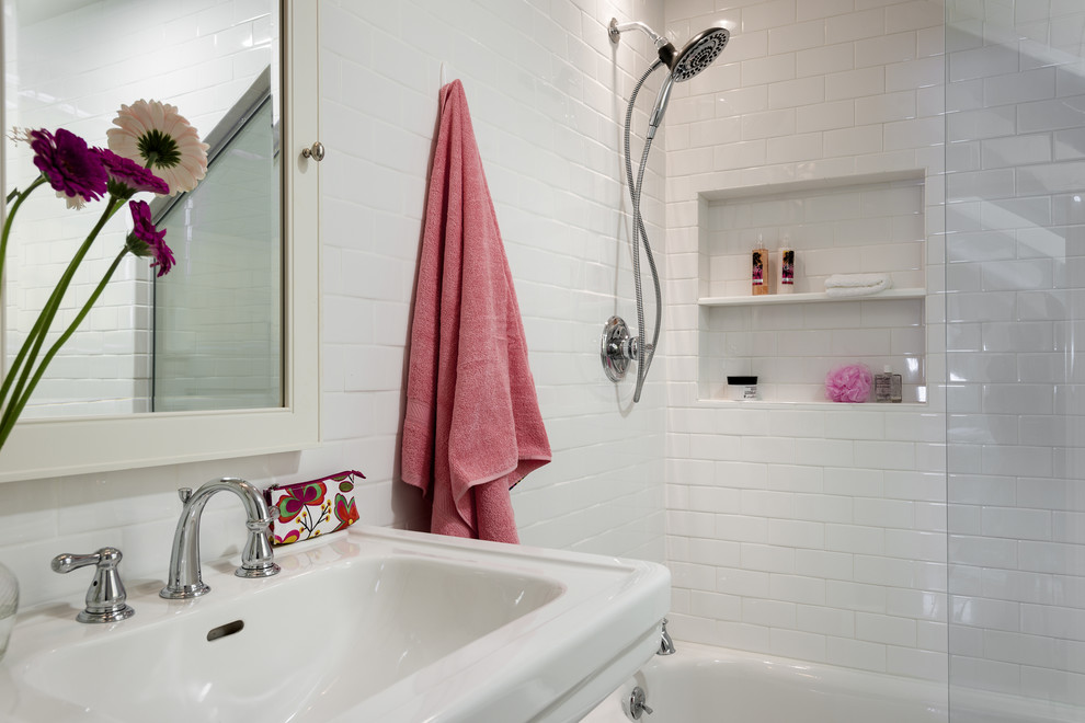 Ispirazione per una piccola stanza da bagno classica con vasca ad alcova, vasca/doccia, WC a due pezzi, piastrelle bianche, piastrelle in ceramica, pareti bianche e pavimento con piastrelle in ceramica