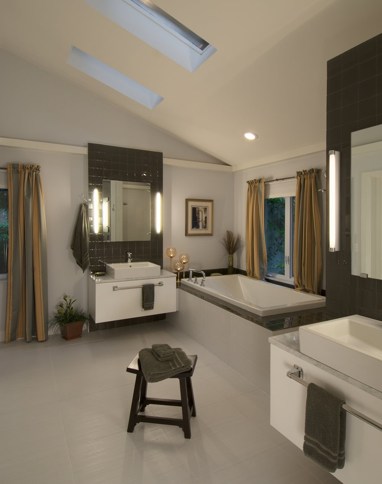 Inspiration for an eclectic bathroom remodel in Tampa