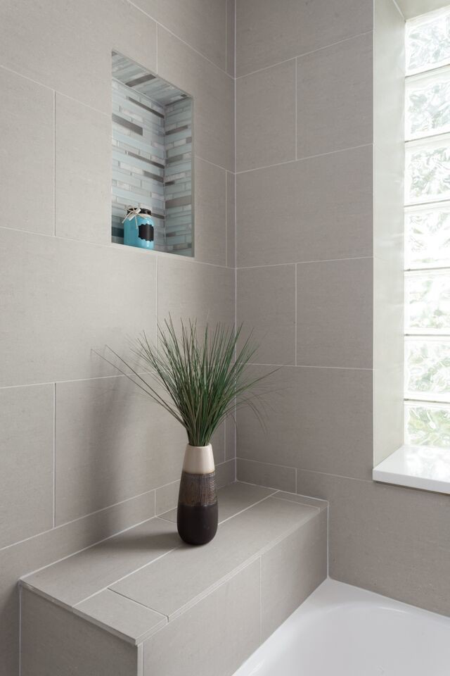 Cette image montre une salle de bain principale minimaliste de taille moyenne avec une baignoire en alcôve, un combiné douche/baignoire, WC séparés, un carrelage gris, des carreaux de béton, un mur gris, un sol en carrelage de céramique, un lavabo encastré et un plan de toilette en marbre.