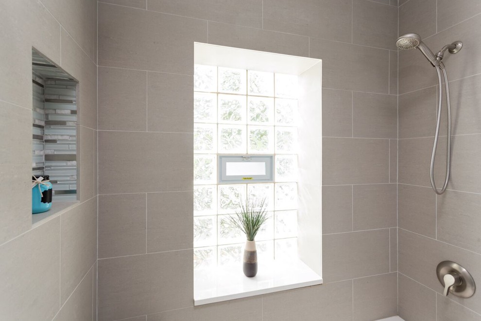 Exempel på ett mellanstort modernt en-suite badrum, med vita skåp, ett badkar i en alkov, en dusch/badkar-kombination, en toalettstol med separat cisternkåpa, grå kakel, cementkakel, grå väggar, klinkergolv i keramik, luckor med profilerade fronter, ett undermonterad handfat och marmorbänkskiva