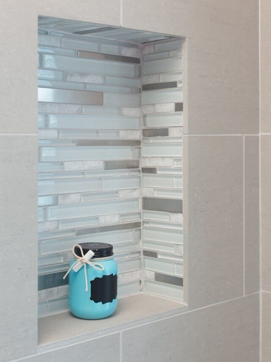 Exemple d'une salle de bain principale moderne de taille moyenne avec un placard à porte affleurante, des portes de placard blanches, une baignoire en alcôve, un combiné douche/baignoire, WC séparés, un carrelage gris, un mur gris, un sol en carrelage de céramique, un lavabo encastré et un plan de toilette en marbre.