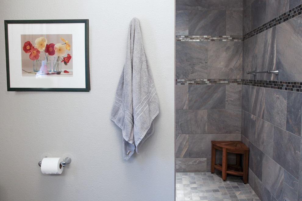 Inredning av ett klassiskt mellanstort en-suite badrum, med släta luckor, grå skåp, en kantlös dusch, en toalettstol med separat cisternkåpa, grå kakel, keramikplattor, vita väggar, klinkergolv i keramik, ett undermonterad handfat och bänkskiva i kvarts