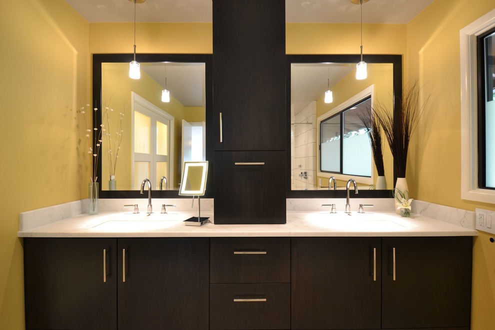 Esempio di una stanza da bagno con doccia contemporanea di medie dimensioni con ante lisce, ante marroni, pareti gialle, lavabo sottopiano, top in quarzite e top bianco