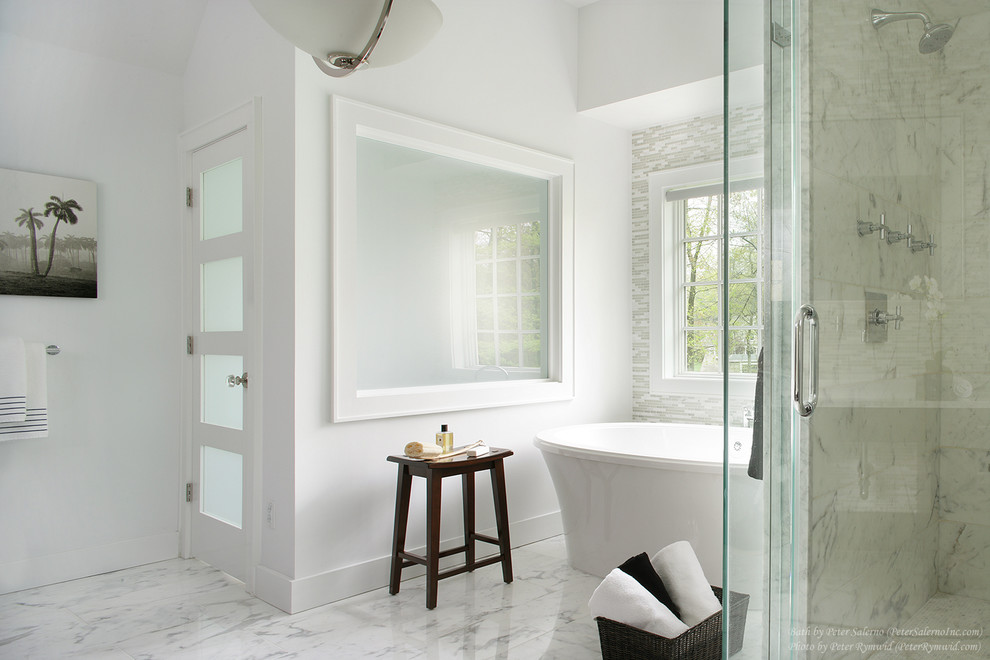 Пример оригинального дизайна: большая главная ванная комната в стиле неоклассика (современная классика) с настольной раковиной, фасадами в стиле шейкер, темными деревянными фасадами, мраморной столешницей, отдельно стоящей ванной, угловым душем, раздельным унитазом, белой плиткой, стеклянной плиткой, белыми стенами и мраморным полом