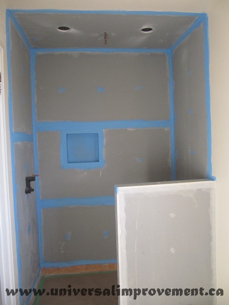 Imagen de cuarto de baño tradicional de tamaño medio con baldosas y/o azulejos blancos, baldosas y/o azulejos de cerámica, suelo de baldosas de porcelana y suelo gris