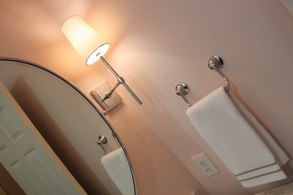 Пример оригинального дизайна: маленькая ванная комната в стиле неоклассика (современная классика) с фасадами в стиле шейкер, белыми фасадами, открытым душем, раздельным унитазом, белой плиткой, плиткой кабанчик, бетонным полом, душевой кабиной, врезной раковиной, столешницей из искусственного кварца, разноцветным полом и открытым душем для на участке и в саду