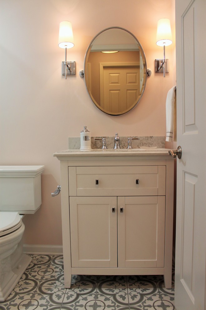 Idéer för ett litet klassiskt badrum med dusch, med skåp i shakerstil, vita skåp, en öppen dusch, en toalettstol med separat cisternkåpa, vit kakel, tunnelbanekakel, betonggolv, ett undermonterad handfat, bänkskiva i kvarts, flerfärgat golv och med dusch som är öppen