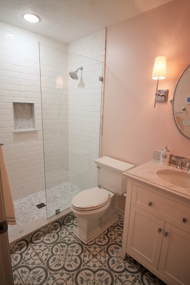 Стильный дизайн: маленькая ванная комната в стиле неоклассика (современная классика) с фасадами в стиле шейкер, белыми фасадами, открытым душем, раздельным унитазом, белой плиткой, плиткой кабанчик, бетонным полом, душевой кабиной, врезной раковиной, столешницей из искусственного кварца, разноцветным полом и открытым душем для на участке и в саду - последний тренд