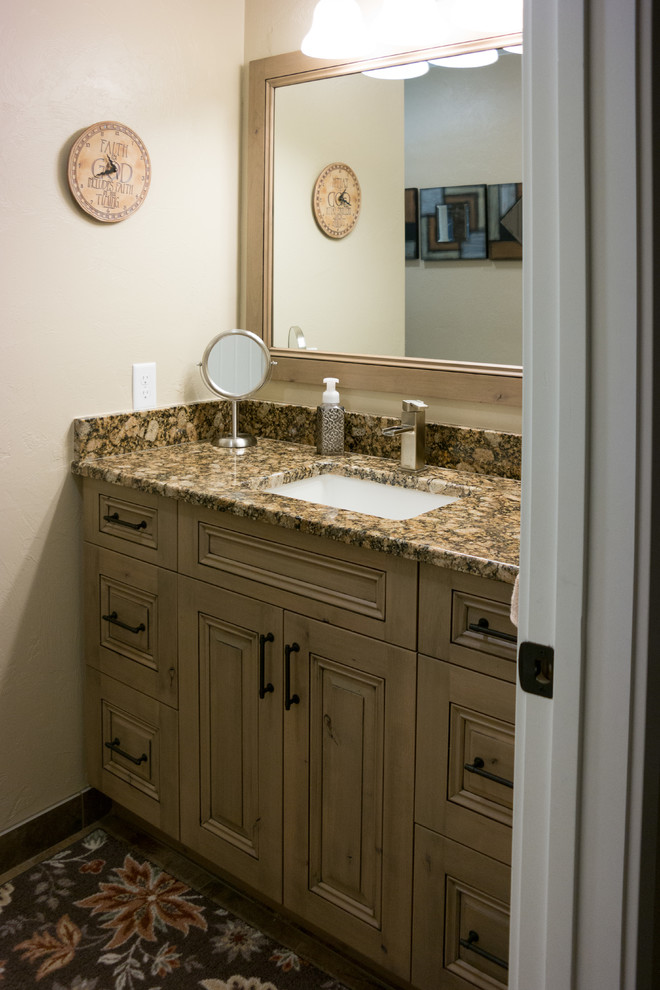 Foto de cuarto de baño campestre pequeño con armarios con paneles con relieve, puertas de armario grises, encimera de granito y encimeras multicolor