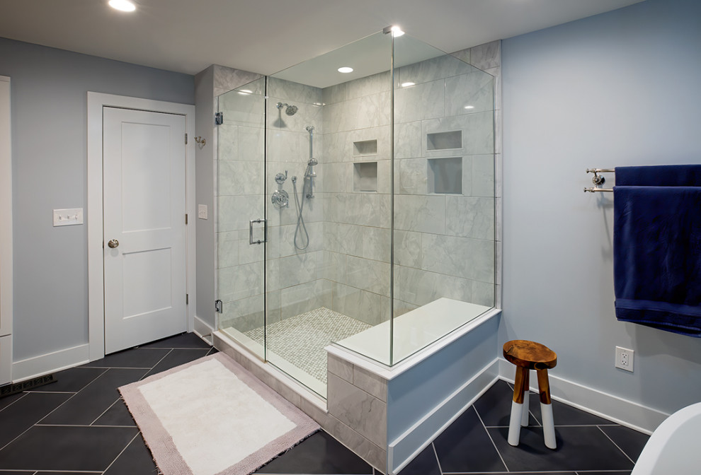 Пример оригинального дизайна: маленькая главная ванная комната в стиле неоклассика (современная классика) с фасадами в стиле шейкер, серыми фасадами, отдельно стоящей ванной, угловым душем, раздельным унитазом, серой плиткой, керамической плиткой, серыми стенами, полом из керамической плитки, врезной раковиной, столешницей из искусственного кварца, серым полом, белой столешницей, нишей, тумбой под две раковины и напольной тумбой для на участке и в саду