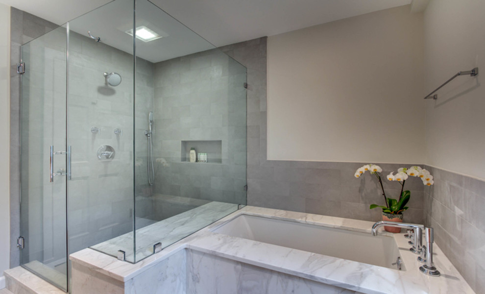Ejemplo de cuarto de baño actual con bañera encastrada sin remate, ducha esquinera y ducha con puerta con bisagras