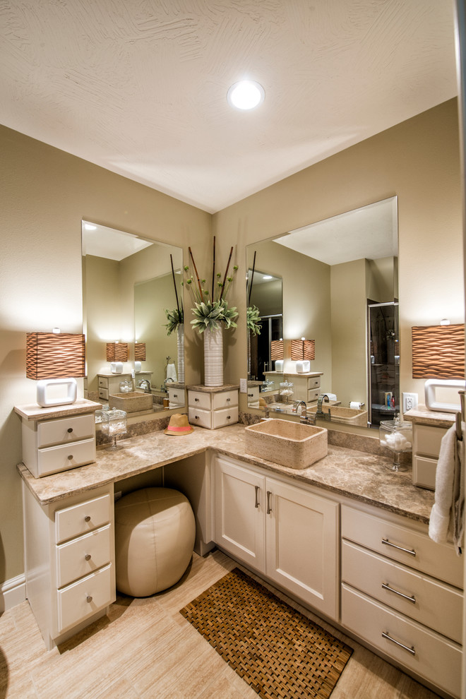 Foto på ett mellanstort vintage badrum med dusch, med ett fristående handfat, beige skåp, beige kakel, luckor med profilerade fronter, porslinskakel, beige väggar och klinkergolv i porslin