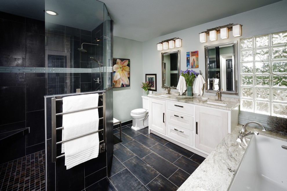 Inredning av ett modernt stort en-suite badrum, med skåp i shakerstil, vita skåp, ett undermonterat badkar, en öppen dusch, en toalettstol med separat cisternkåpa, svart kakel, porslinskakel, blå väggar, klinkergolv i porslin, ett undermonterad handfat och granitbänkskiva