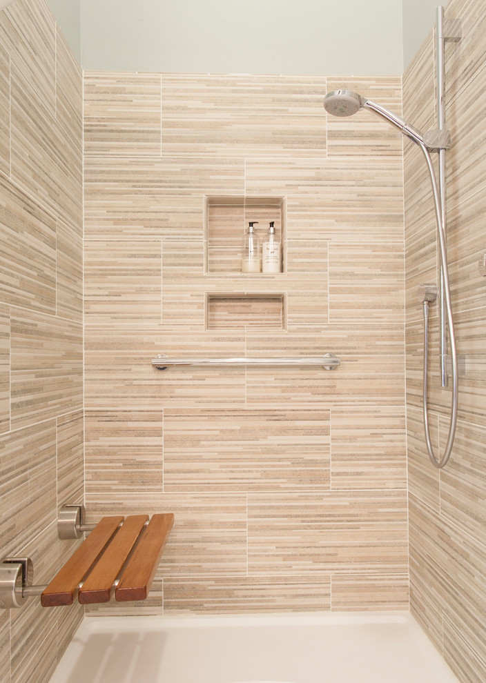 Idéer för att renovera ett mellanstort funkis en-suite badrum, med beige kakel, dusch med gångjärnsdörr, vita väggar, beiget golv, släta luckor, bruna skåp, ett fristående badkar, en dusch i en alkov, porslinskakel, klinkergolv i porslin, ett undermonterad handfat, bänkskiva i kvartsit och en toalettstol med hel cisternkåpa