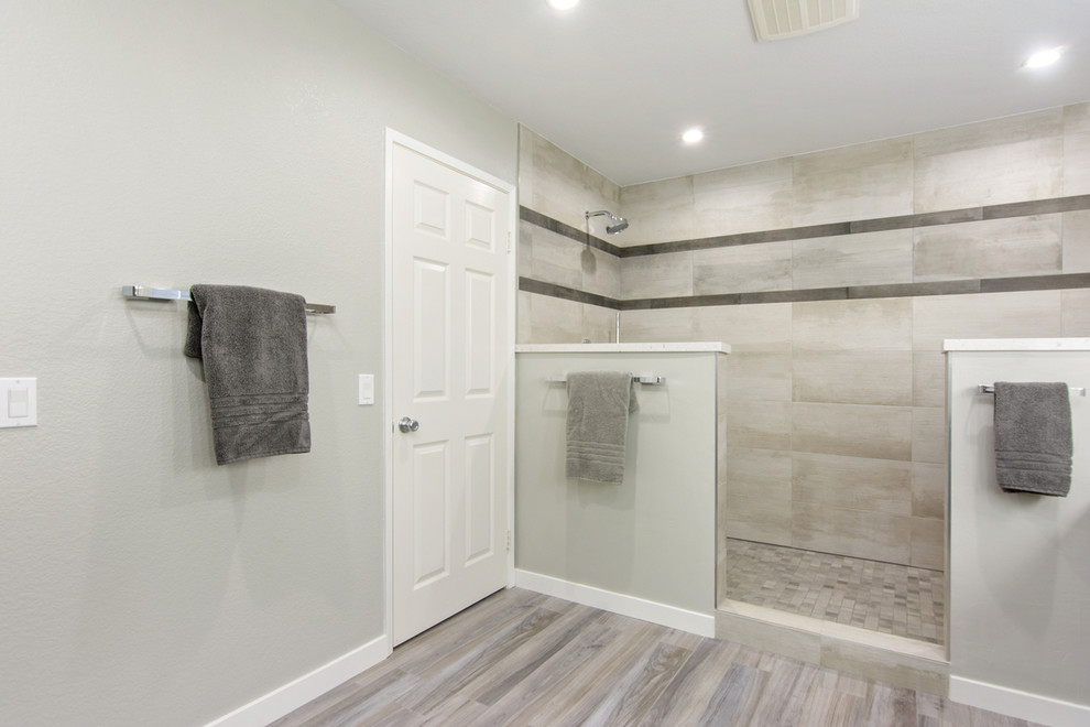 Bild på ett mellanstort funkis en-suite badrum, med skåp i shakerstil, grå skåp, en öppen dusch, en toalettstol med hel cisternkåpa, grå kakel, porslinskakel, grå väggar, klinkergolv i porslin, ett undermonterad handfat, bänkskiva i kvarts, grått golv och med dusch som är öppen