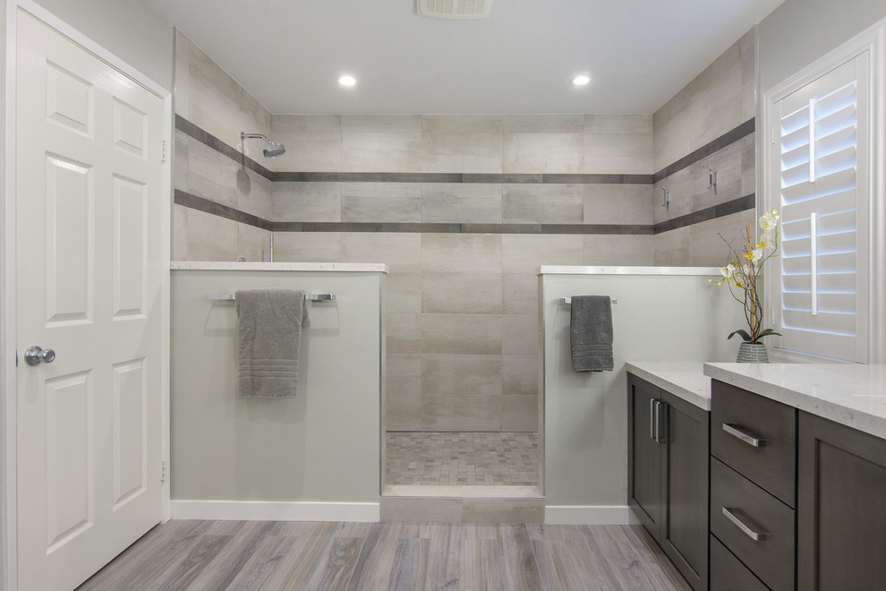 Idéer för ett mellanstort modernt en-suite badrum, med skåp i shakerstil, grå skåp, en öppen dusch, en toalettstol med hel cisternkåpa, grå kakel, porslinskakel, grå väggar, klinkergolv i porslin, ett undermonterad handfat, bänkskiva i kvarts, grått golv och med dusch som är öppen