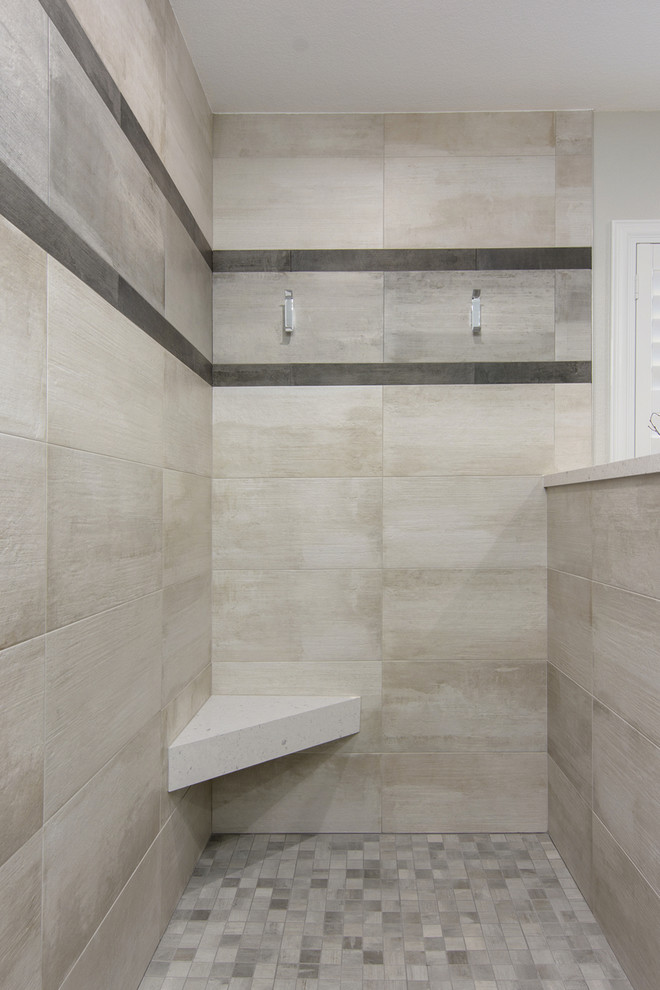 Modern inredning av ett mellanstort en-suite badrum, med skåp i shakerstil, grå skåp, en öppen dusch, en toalettstol med hel cisternkåpa, grå kakel, porslinskakel, grå väggar, klinkergolv i porslin, ett undermonterad handfat, bänkskiva i kvarts, grått golv och med dusch som är öppen