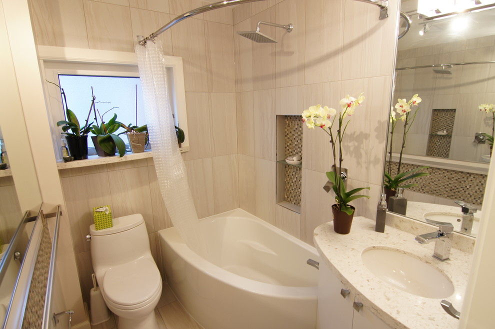 Kleines Modernes Duschbad mit flächenbündigen Schrankfronten, weißen Schränken, Einbaubadewanne, Duschbadewanne, Toilette mit Aufsatzspülkasten, beigen Fliesen, Porzellanfliesen, beiger Wandfarbe, Porzellan-Bodenfliesen, Unterbauwaschbecken, Granit-Waschbecken/Waschtisch, beigem Boden und Duschvorhang-Duschabtrennung in Toronto