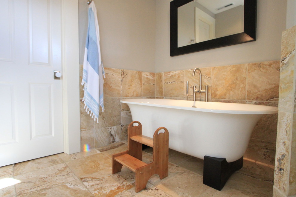 Modernes Kinderbad mit freistehender Badewanne, farbigen Fliesen, Steinfliesen, grauer Wandfarbe und Marmorboden in Sonstige