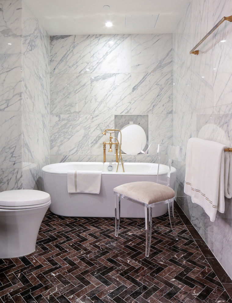 Стильный дизайн: главная ванная комната среднего размера в стиле модернизм с плоскими фасадами, темными деревянными фасадами, отдельно стоящей ванной, душем в нише, раздельным унитазом, разноцветной плиткой, керамической плиткой, белыми стенами, полом из керамической плитки, врезной раковиной и мраморной столешницей - последний тренд