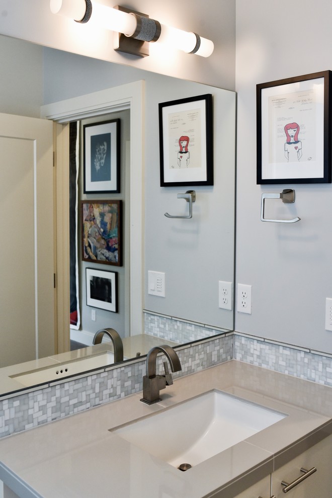 Esempio di una stanza da bagno minimalista con ante bianche, WC a due pezzi, piastrelle grigie, pareti grigie, pavimento in gres porcellanato, pavimento grigio e top verde