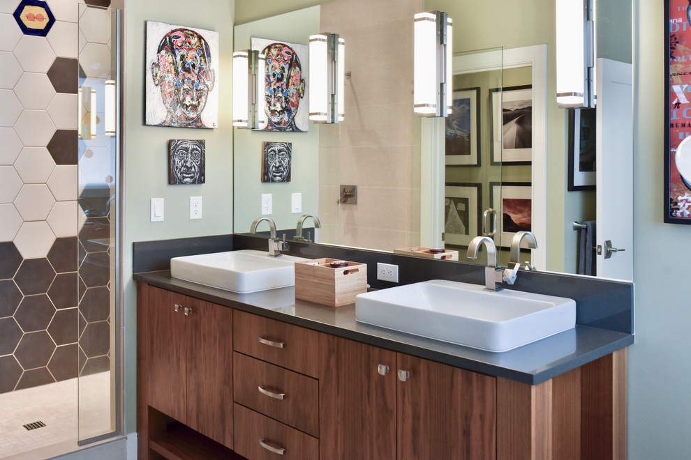 Ejemplo de cuarto de baño contemporáneo con armarios con paneles lisos, puertas de armario de madera en tonos medios, ducha empotrada, baldosas y/o azulejos blancas y negros, lavabo sobreencimera, suelo gris y encimeras grises