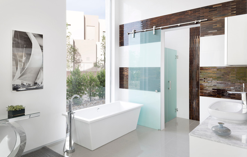 Idéer för att renovera ett mycket stort funkis badrum, med ett fristående handfat, möbel-liknande, marmorbänkskiva, ett fristående badkar, en kantlös dusch, en toalettstol med hel cisternkåpa, brun kakel och vita väggar