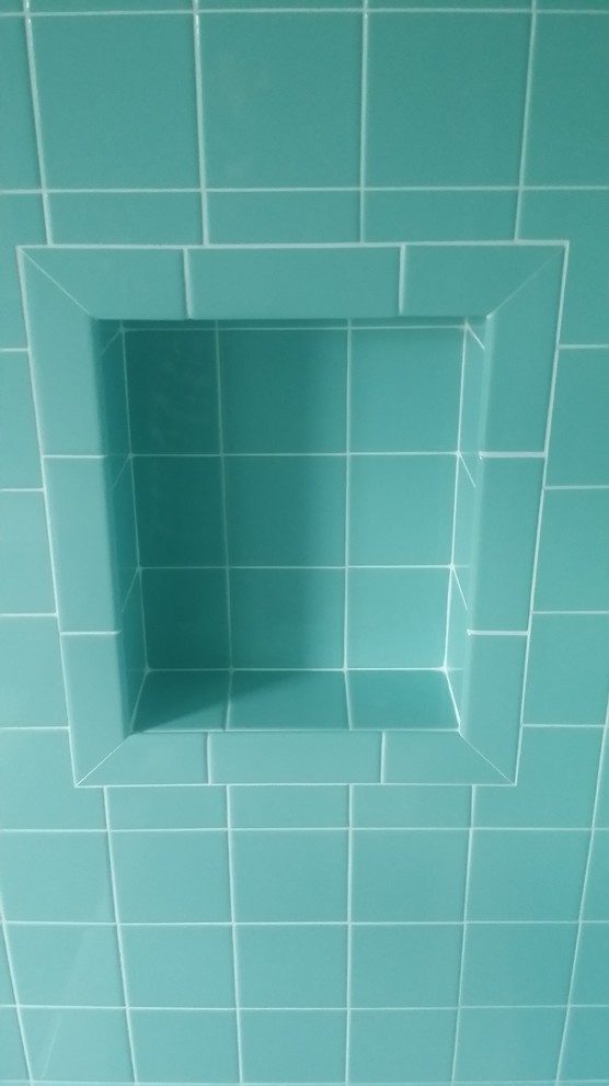Idee per una piccola stanza da bagno minimalista con piastrelle diamantate, pareti bianche e pavimento con piastrelle a mosaico