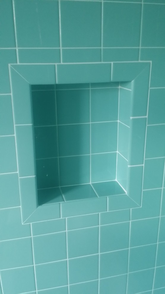 Foto di una piccola stanza da bagno minimalista con piastrelle diamantate, pareti bianche e pavimento con piastrelle a mosaico