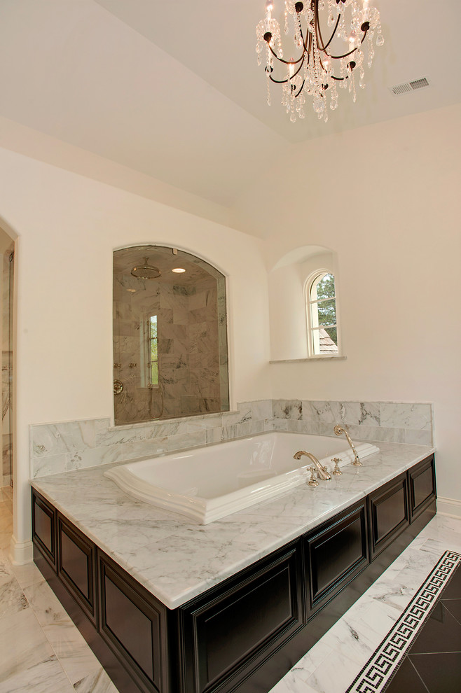Foto di una grande stanza da bagno padronale chic con ante a filo, ante in legno bruno, top in marmo, doccia aperta e pareti bianche