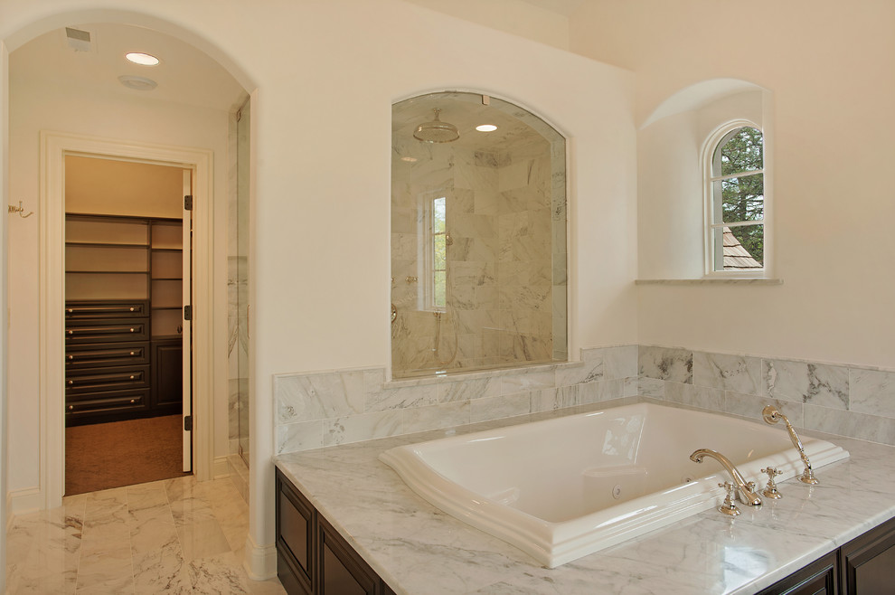 Foto di una grande stanza da bagno padronale tradizionale con ante in legno bruno, top in marmo, vasca da incasso, doccia aperta, pareti bianche e pavimento in marmo
