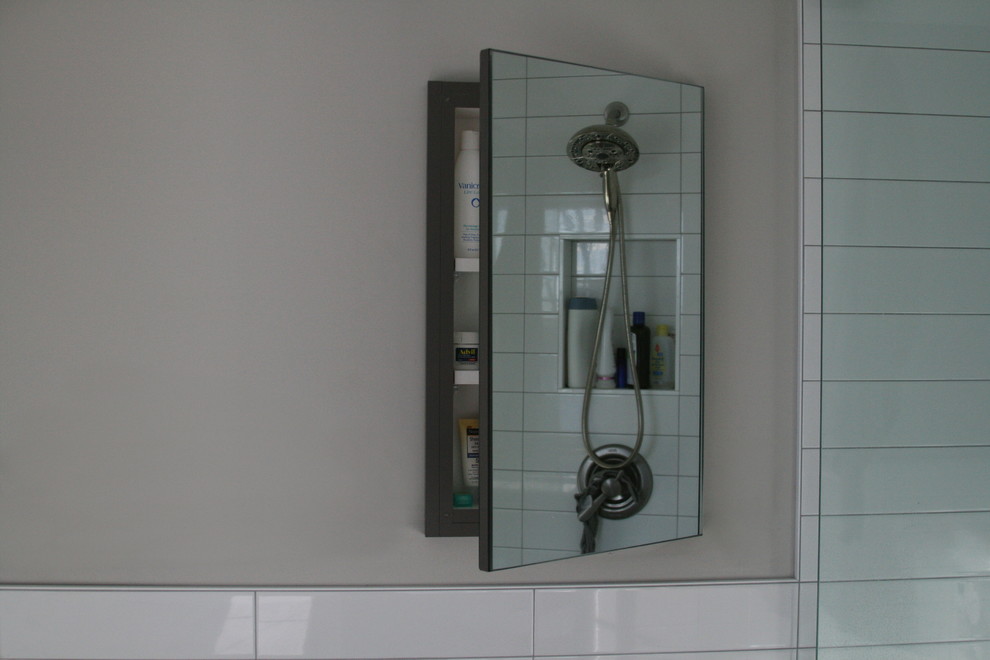 Mittelgroßes Modernes Badezimmer En Suite mit flächenbündigen Schrankfronten in Minneapolis