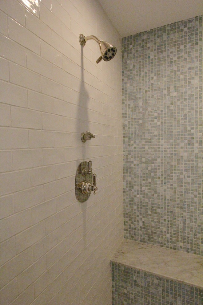 Bild på ett shabby chic-inspirerat badrum