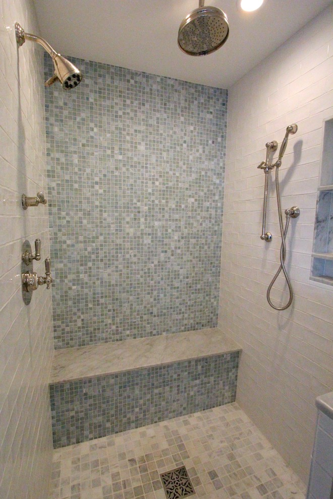ヒューストンにあるシャビーシック調のおしゃれな浴室の写真