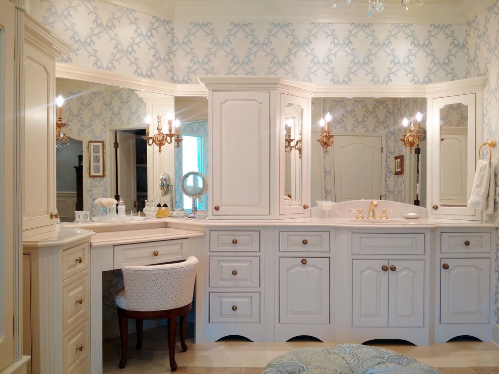 На фото: большая главная ванная комната в викторианском стиле с врезной раковиной, фасадами с выступающей филенкой, белыми фасадами, мраморной столешницей, синими стенами и мраморным полом с