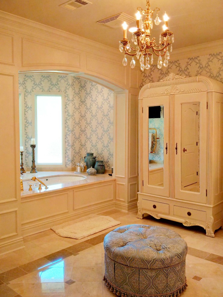 Пример оригинального дизайна: большая главная ванная комната в викторианском стиле с врезной раковиной, белыми фасадами и мраморным полом